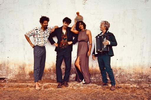 Ayom Foto 2 Credits Gal Oppido.jpeg