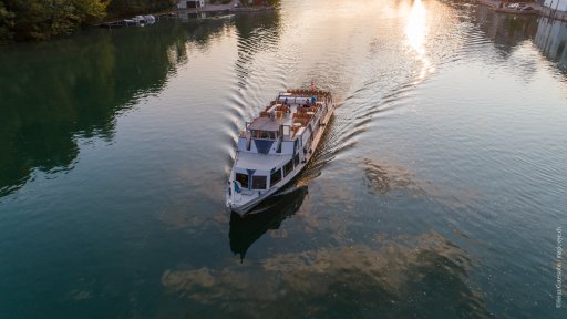 0100 Ausflugs-Boot Rhenus, Rhein bei Eglisau.jpg