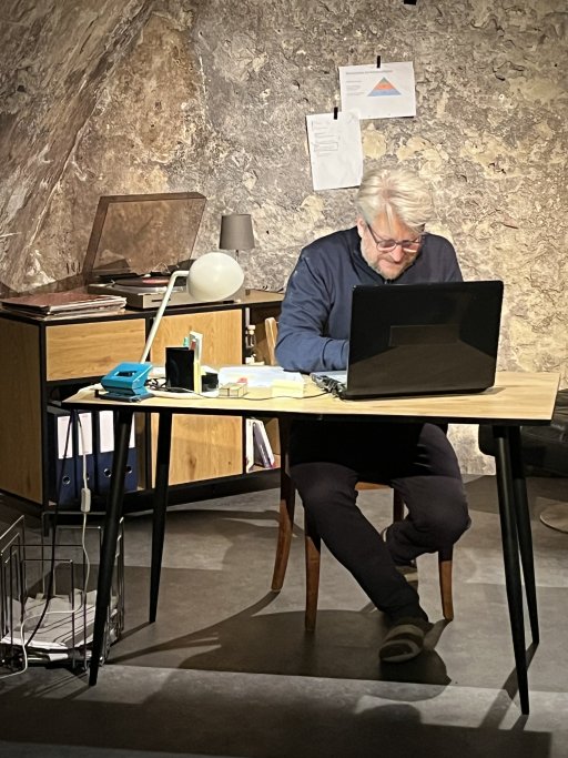 LEO am Schreibtisch.jpg